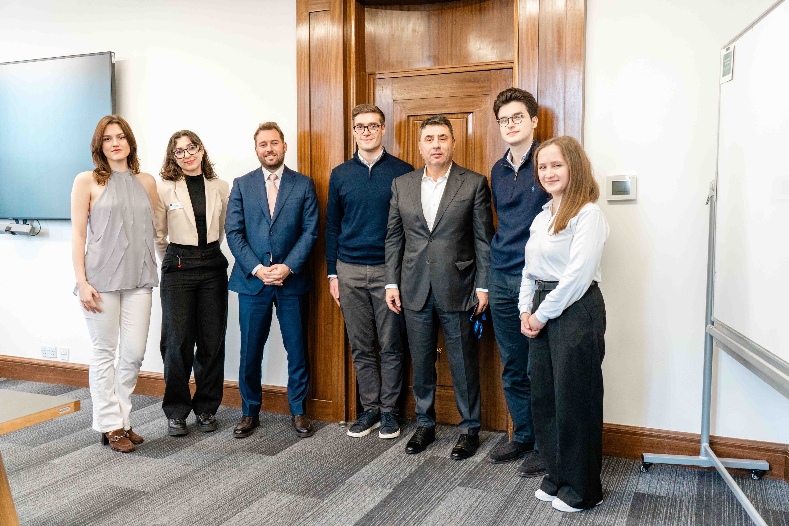 E-INFRA continuă programul de burse în parteneriat cu London Business School și alocă 500.000 de euro pentru formarea viitorilor lideri români